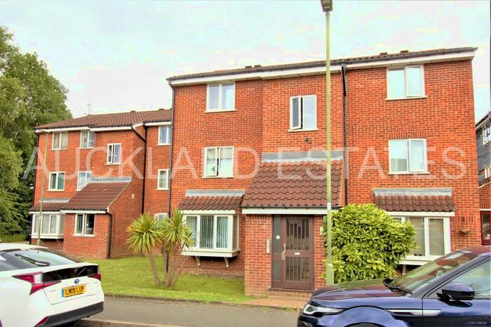 1 Bedroom Apartment To Rent In Silver Birch Close, N11