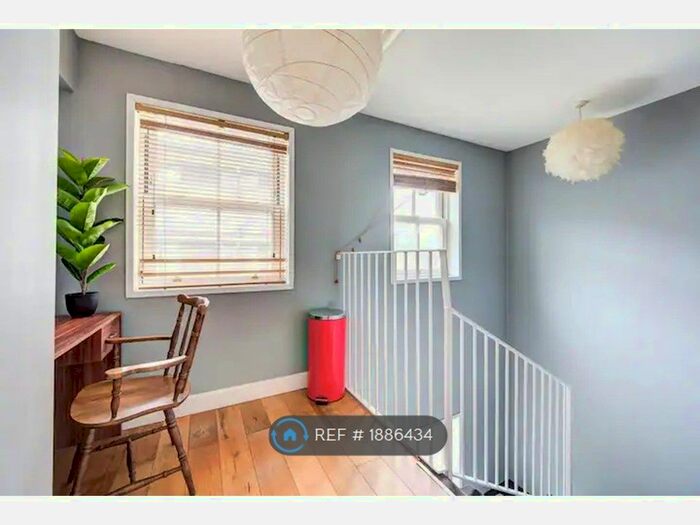 1 Bedroom Flat To Rent In Stockwell, London, SW8