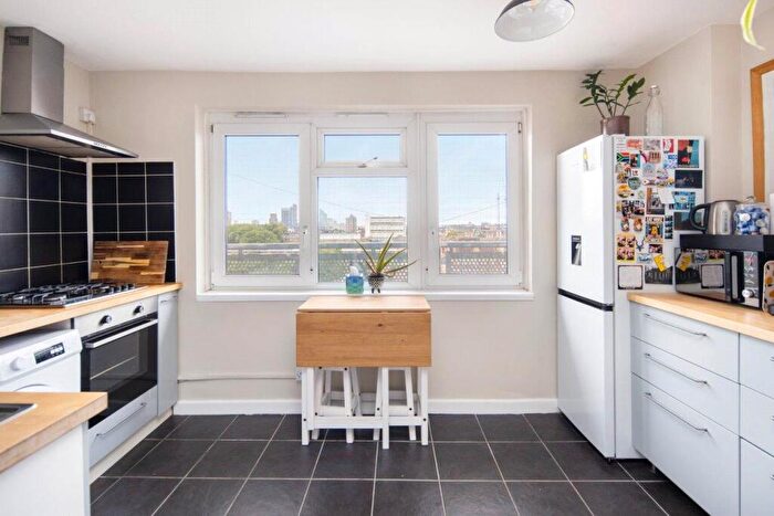 3 Bedroom Flat To Rent In Fellows Court, Weymouth Terrace, London, E2