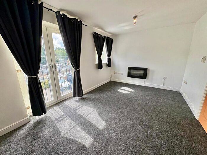 2 Bedroom Apartment For Sale In Longley Gardens, Saddleworth Road, Greetland, Halifax, HX4