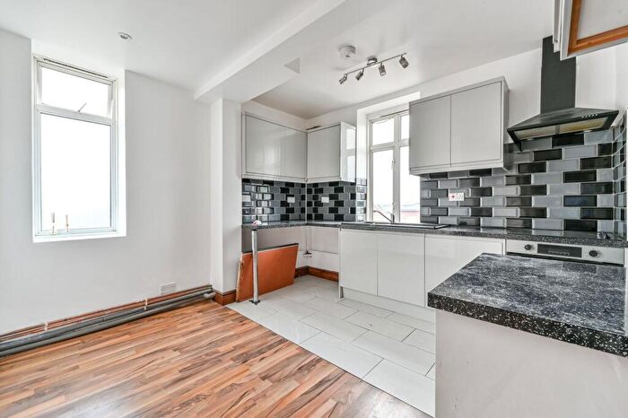 3 Bedroom Flat To Rent In Shacklewell Lane, Shacklewell, London, E8