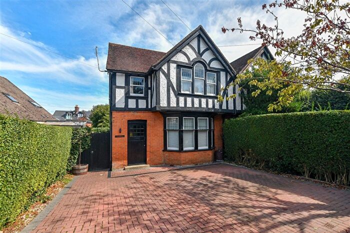 4 Bedroom Semi-Detached House For Sale In Hollington Place, Ashford, Kent, TN24