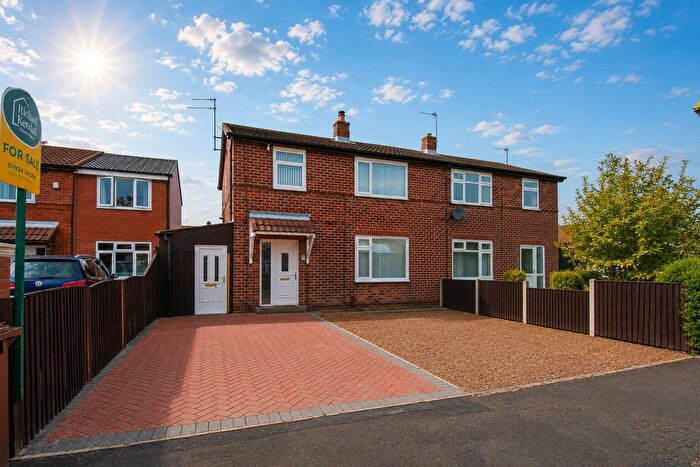 3 Bedroom Semi-detached House For Sale In Kilnsey Grove, Wakefield, WF1