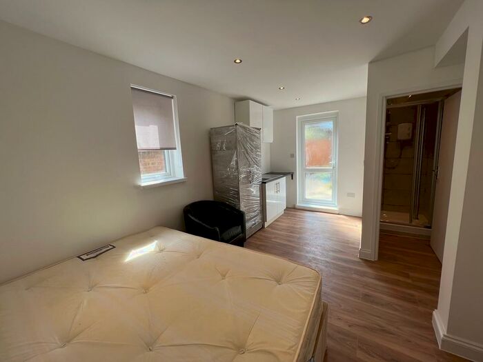 Studio To Rent In Glengall Road, London, NW6