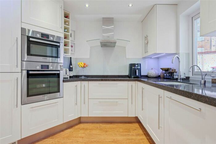 3 Bedroom End Of Terrace House For Sale In Buckingham Mews, London, N1