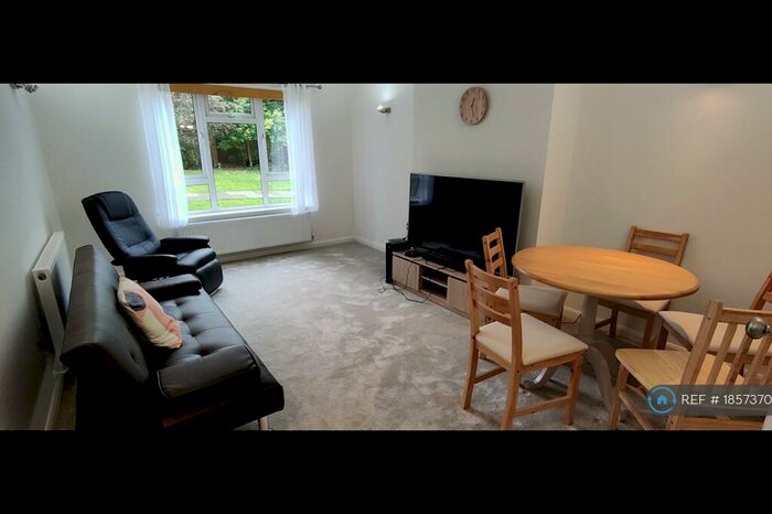 2 Bedroom Flat To Rent In Courtlands, Maidenhead, SL6