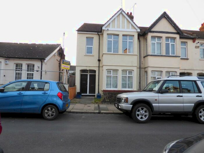 1 Bedroom Flat To Rent In Southview Drive, Westcliff-on-Sea, SS0