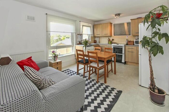 3 Bedroom Flat To Rent In Salisbury House, Highbury Corner, London, N5