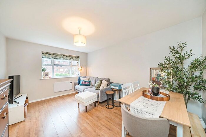 1 Bedroom Flat For Sale In Molyneux Drive, Tooting Bec, SW17