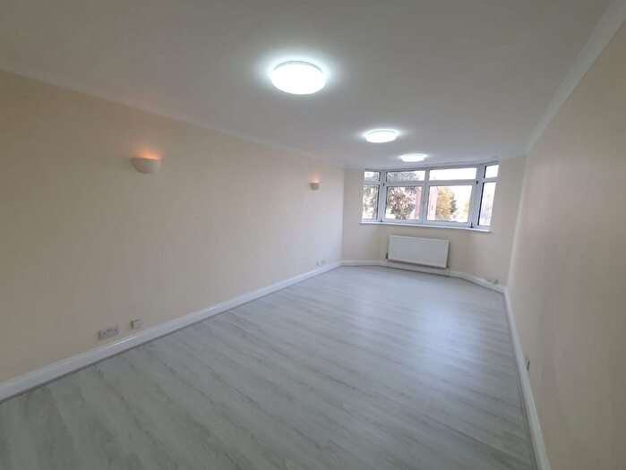 1 Bedroom Flat To Rent In Woodberry Gardens, London, N12
