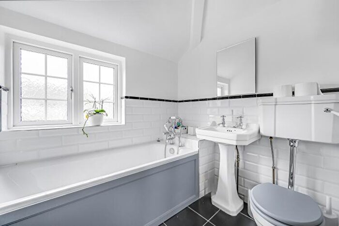 4 Bedroom House To Rent In Mayfield Avenue London, N14