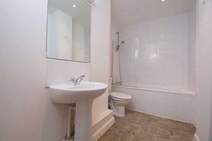 2 Bedroom Flat To Rent In Auckland House, Walton-on-Thames, KT12