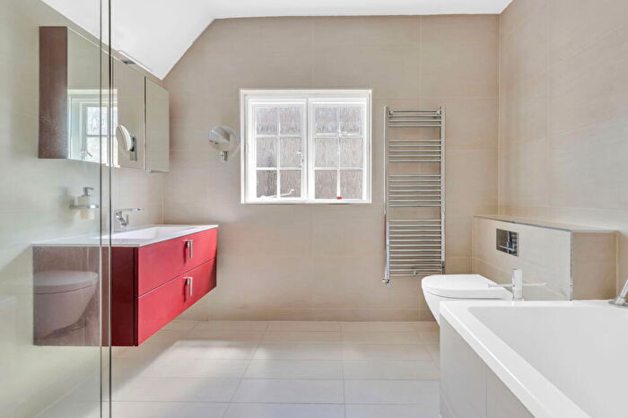 4 Bedroom Detached House For Sale In Totteridge Lane, Totteridge, N20