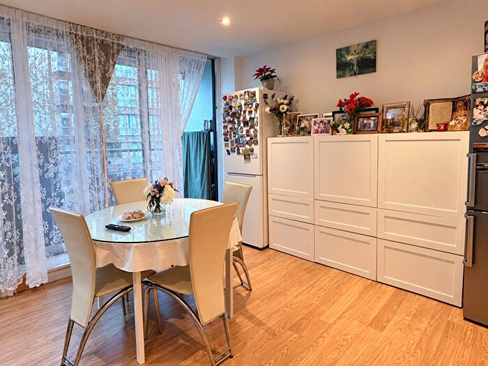 3 Bedroom Flat To Rent In Latitude Court, Gallions Reach, London, E16