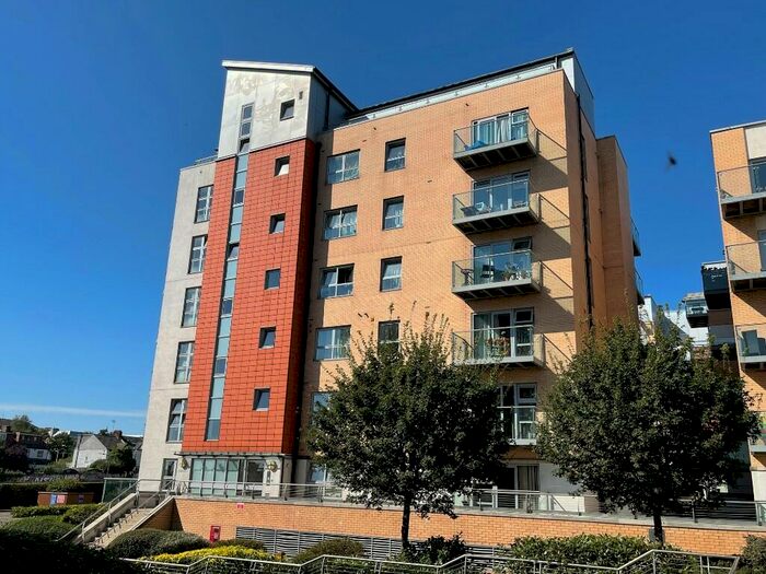 2 Bedroom Flat To Rent In Queen Mary Avenue, London, E18
