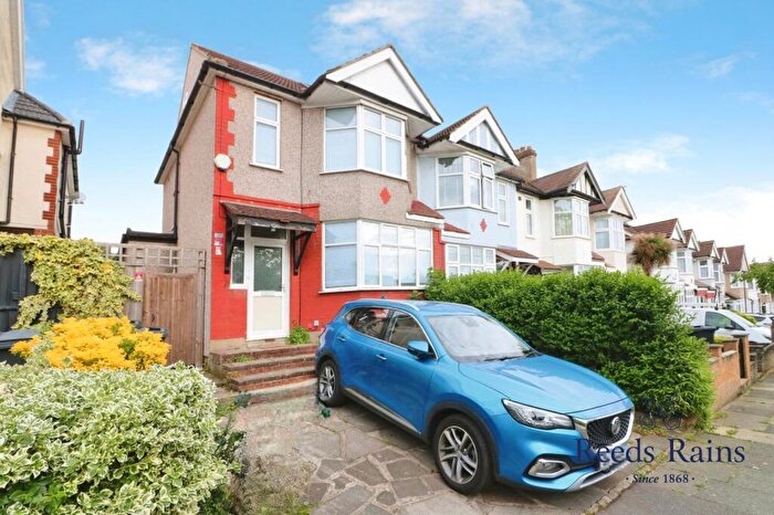 4 Bedroom End Of Terrace House For Sale In Crownhill Road, Woodford Green, IG8