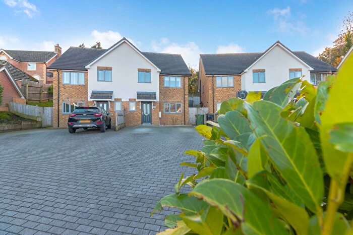 3 Bedroom Semi Detached House For Sale In New Barn Lane, Ridgewood, TN22