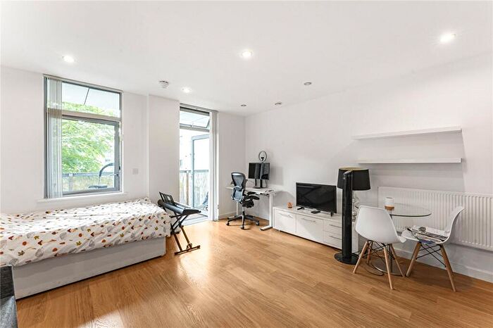 Studio To Rent In Salton Square, London, E14
