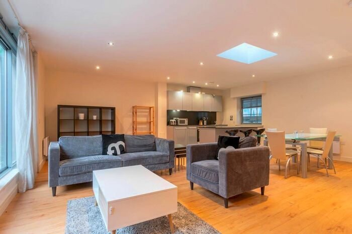 3 Bedroom Flat To Rent In Islington Gates, Fleet Street, B3