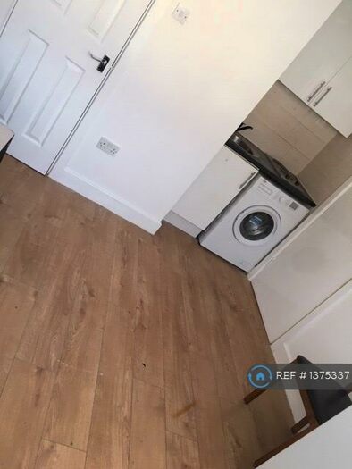 Studio To Rent In Croyland Road, London, N9