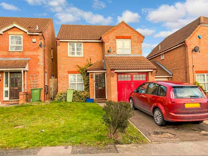 3 Bedroom Detached House To Rent In Kirkstall Place, Oldbrook, Milton Keynes, MK6