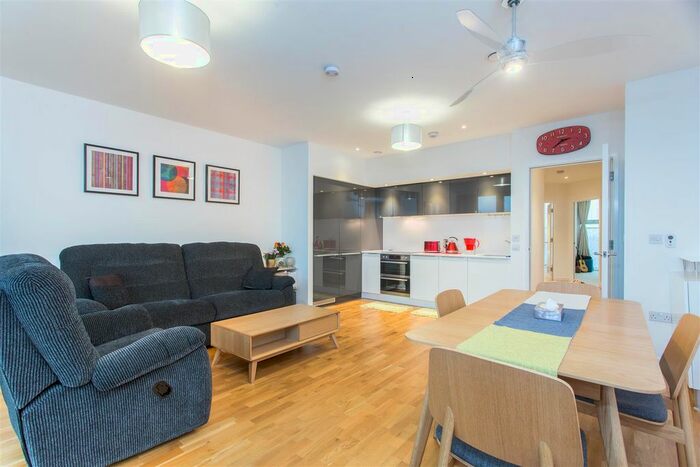 2 Bedroom Flat To Rent In Edmunds House, Colonial Drive, Chiswick, W4
