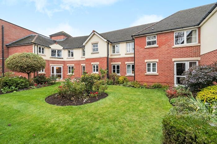 1 Bedroom Flat For Sale In Lightwater, Surrey, GU18