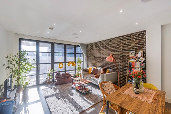 3 Bedroom Flat To Rent In White Post Lane, London, E9