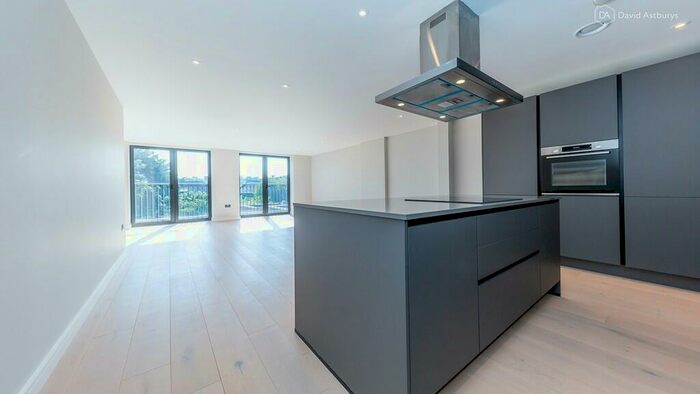 3 Bedroom Apartment To Rent In Tottenham Lane, Crouch End, London, N8