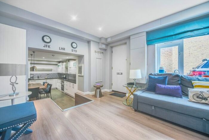 3 Bedroom Flat To Rent In Rostrevor Mews, London, SW6