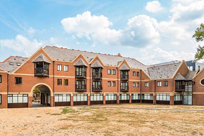 2 Bedroom Flat To Rent In Lawrence Parade, Isleworth, TW7