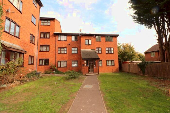 2 Bedroom Flat To Rent In Bevile House Argent Street Grays, RM17