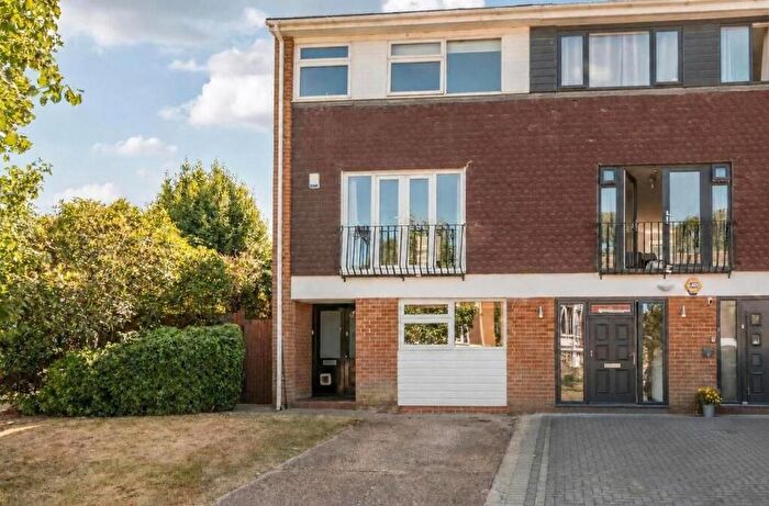 4 Bedroom End Of Terrace House For Sale In Broadheath Drive, Chislehurst, Kent, BR7