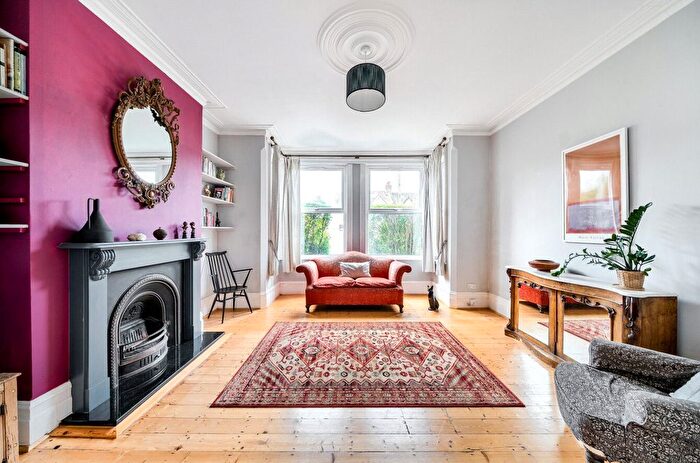 2 Bedroom Flat For Sale In Colney Hatch Lane, London, N10