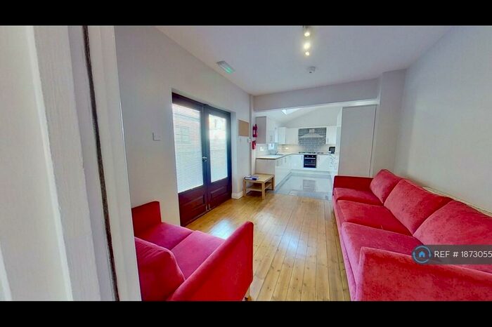 7 Bedroom Semi-Detached House To Rent In Bute Avenue, Nottingham, NG7