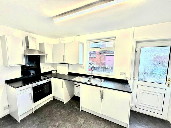 3 Bedroom Property To Rent In Charlton Place, Leeds, LS9