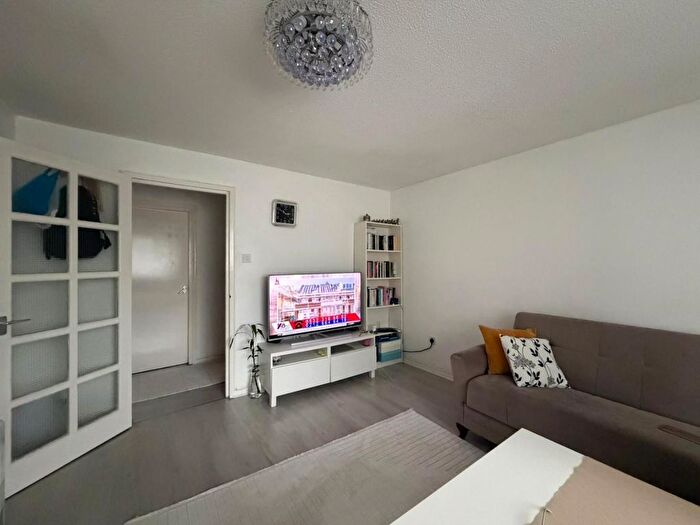 2 Bedroom Flat To Rent In Bedroom In Streamside Close, Area, N9