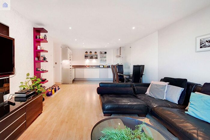 2 Bedroom Flat For Sale In Crews Street, London, E14
