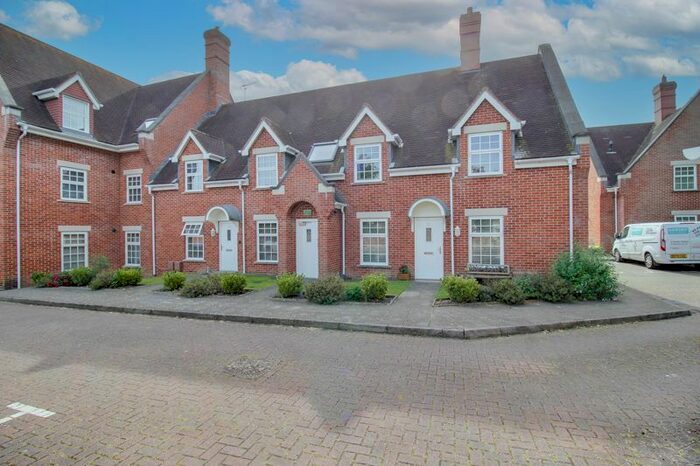 2 Bedroom Flat To Rent In Old School Court, Fareham, PO16