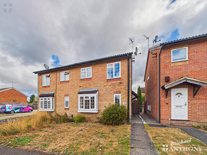 3 Bedroom Semi-Detached House For Sale In Anton Way, Aylesbury, HP21