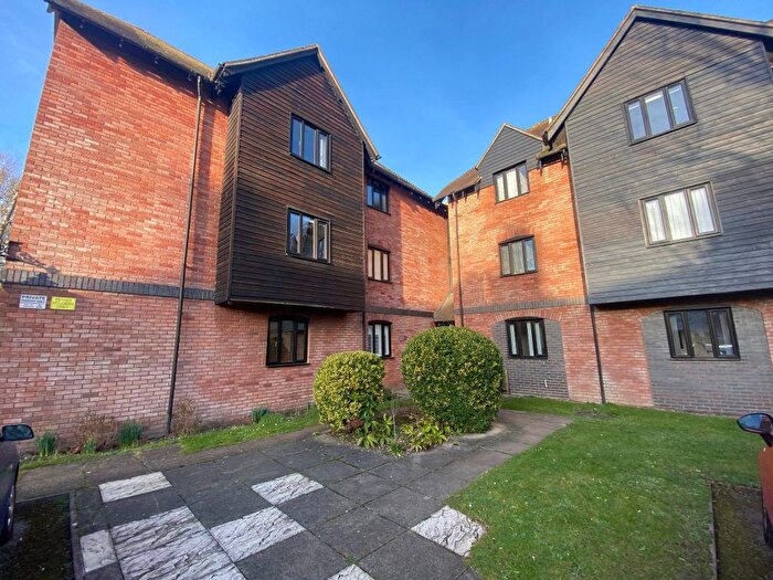 2 Bedroom Flat To Rent In Town Mills, West Mills, Newbury, RG14