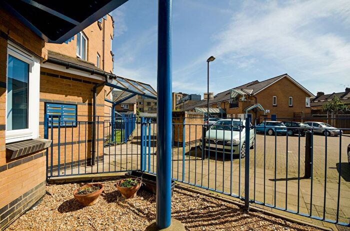 1 Bedroom Flat To Rent In Woodger Road, Shepherd's Bush, London, W12