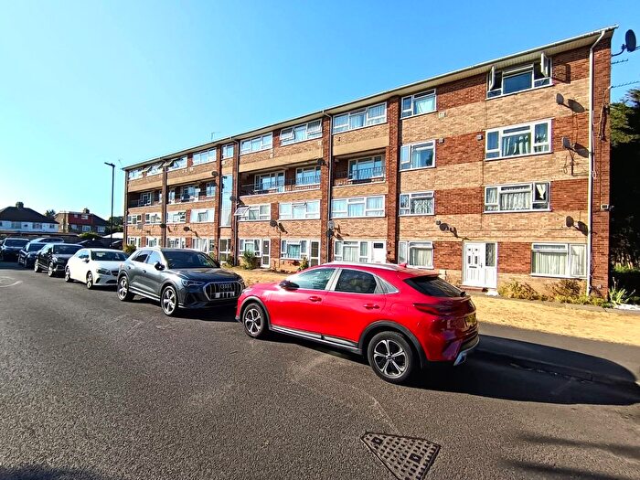 2 Bedroom Flat For Sale In Travellers Way, Hounslow, TW4