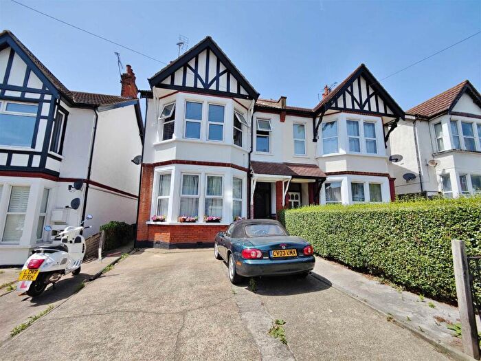 3 Bedroom Flat To Rent In Valkyrie Road, Westcliff-On-Sea, SS0