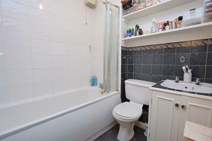 1 Bedroom Flat For Sale In Longfield Drive, Colliers Wood Borders, CR4