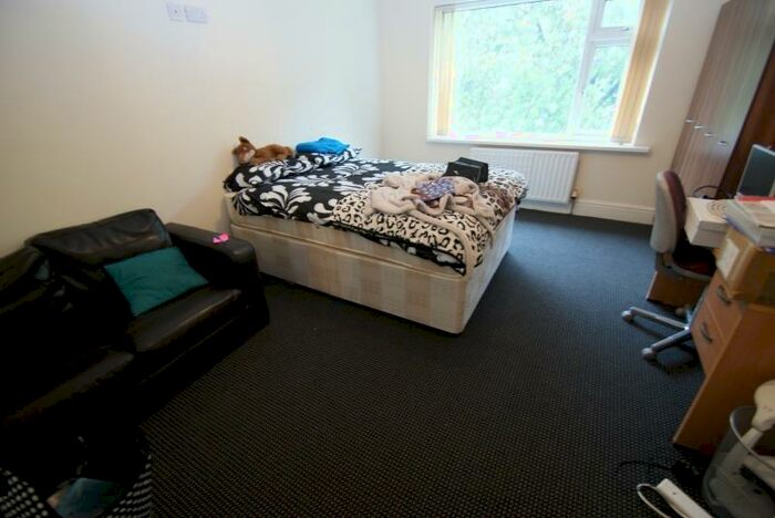 4 Bedroom Semi-Detached House To Rent In Dennistead Crescent, Headingley, Leeds, LS6