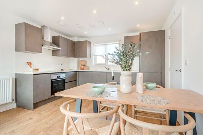 2 Bedroom Apartment To Rent In Bucklers Ride, Crowthorne, Berkshire, RG45