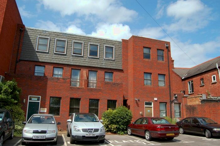 2 Bedroom Flat To Rent In High Street, Egham, TW20