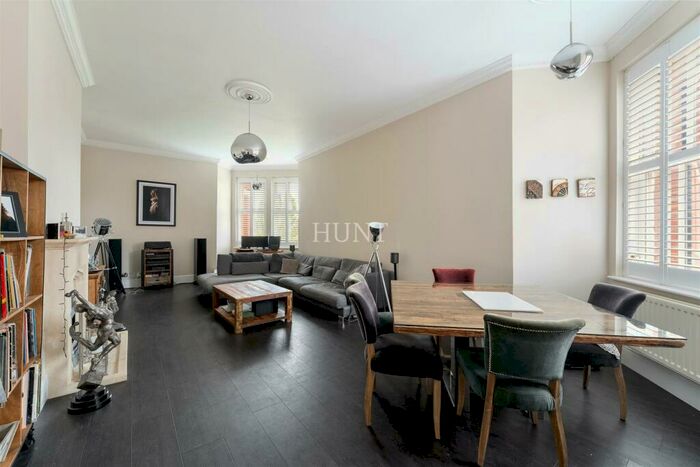 2 Bedroom Apartment To Rent In Devonshire House, Repton Park, Woodford Green, Essex, IG8
