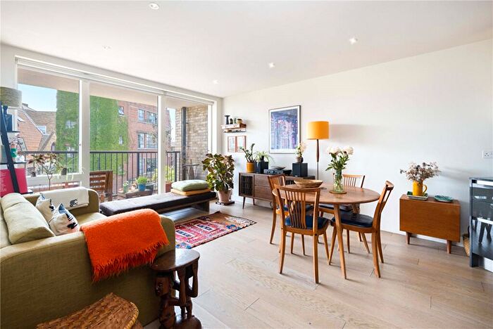 2 Bedroom Flat To Rent In Millfields Road, Hackney, London, E5